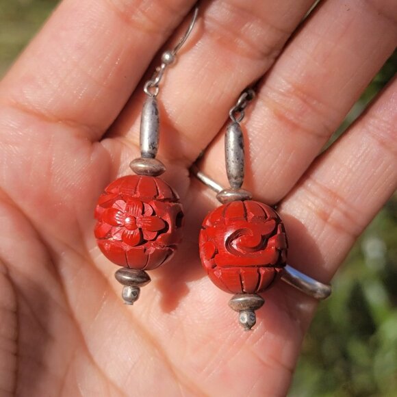 Gorgeous vintage 925 sterling silver carved red cinnabar flower swirl earrings - Picture 4 of 16
